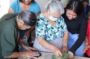 Adultos mayores fueron convocados por la municipalidad de San Miguel Dueñas para elaborar huertos en Semana Santa.