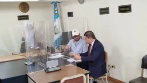 Lo acusa Carlos René Aguilar López, excandidato a alcalde de Cabal. Al mismo tiempo el edil recibe críticas por un video donde alaba un acercamiento con el Ministerio Público.
