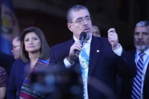 El presidente Bernardo Arévalo anunció la reducción de su sueldo líquido. Este no es igual al salario base.