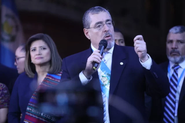 El presidente Bernardo Arévalo anunció la reducción de su sueldo líquido. Este no es igual al salario base.