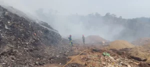 El incendio no solo se lleva lo que hay dentro del vertedero de AMSA, sino tiene consecuencias también en los habitantes de departamentos aledaños.
