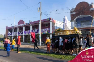 Aunque una municipalidad diga a sus empleados que deben asistir a diario a rezar u orar, esto es ilegal en Guatemala por ser un Estado laico.