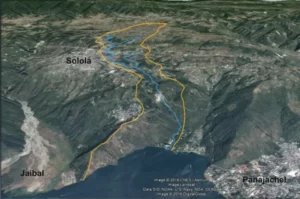 Una catarata en Sololá contamina el lago de Atitlán. A falta de drenajes, por ella caen aguas negras.