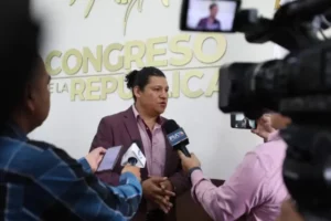 El diputado, Raúl Barrera, sugirió a los ediles imitar al mandatario, pero antes, el alcalde de La Antigua se redujo el sueldo a Q1, le recuerdan más la autonomía municipal. 