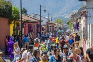 El dato es del Banco de América Central (BAC) por consumo de alimentos y artesanías a través de POS, en la Cuaresma y Semana Santa 2024. La experiencia peatonal podría replicarse a fin de año.