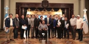 En medio de la cancelación de convenios de programas gubernamentales con algunas municipalidades, el gobernante se esfuerza por acercarse al poder local. 