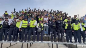 Trabajadores de la municipalidad de Mixco ponen a prueba las galeras instaladas para el juego de fútbol.