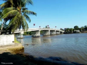 Iztapa cobra a quienes pasen por sus puentes de ida y vuelta. De Q15 en Q15, la municipalidad llega a recibir esos millones.