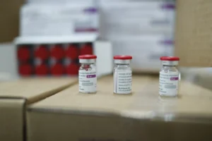AstraZeneca retiró su vacuna contra COVID-19 del mercado. Aunque en algunos casos se reportaron eventos adversos, no suceden a la mayoría de pacientes.