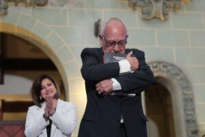 Miguel Ángel Asturias Amado recibe los ejemplares en kaqchikel de la obra de su padre.