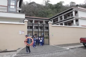 Se trata de La Ranchería La Vega, donde se construyeron edificios con fondos propios y del codede. El propietario desea que la finca sea municipal, pero negociar una compraventa.