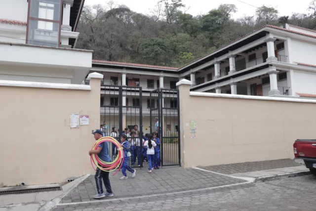Se trata de La Ranchería La Vega, donde se construyeron edificios con fondos propios y del codede. El propietario desea que la finca sea municipal, pero negociar una compraventa.