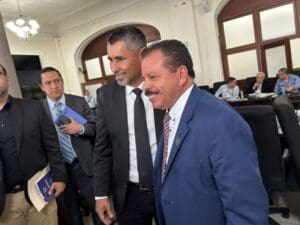 En seguimiento a la iniciativa 6349 para condonar las deudas de 14 municipalidades al INDE, los jefe ediles llegaron a la Comisión de Asuntos Municipales en el Congreso.