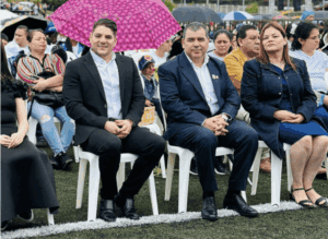 Ambos compartieron videos donde realizan labores de bacheo, el dinero para los materiales, dicen, salió de manera voluntaria de ellos. El alcalde afirmó que no existe registro de las donaciones y que la maquinaria fue prestada.