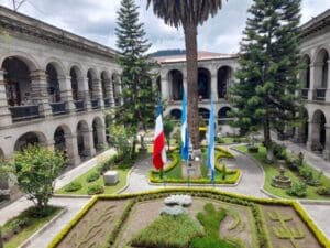 La escultura se colocará en el ala norte del jardín del palacio municipal, tendrá una altura de 1.60 metros. Una empresa recién inscrita para ser proveedora de Estado estará a cargo de su elaboración.