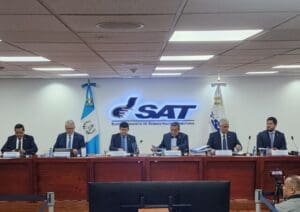 También dependencias del Gobierno de Alejandro Giammattei adquirieron servicios y materiales de nueve empresas ahora investigadas por la SAT debido a fraude fiscal.