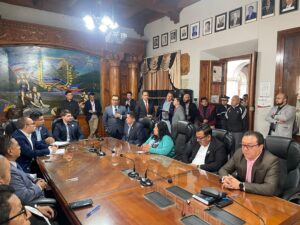Intentaron integrarse a la sesión de este lunes, pero sus cargos los declararon vacantes. Por eso, hicieron uso de su derecho como ciudadanos de asistir a la sesión, aunque si voz ni voto.