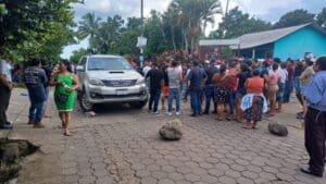 Los comunitarios de Aldea Tierras de Pueblo no están de acuerdo con los miembros del cocode designados por el alcalde, al punto de dañar el vehículo en que llegó.