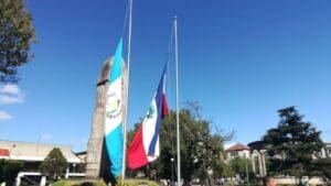 El 15 de septiembre de 2022 las banderas en el parque a Centroamérica de Quetzlatenango. Foto: Leonel Rodas / La Voz de Xela.