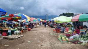 Los comerciantes de la ciudad colonial ven competencia con la llegada de vendedores de Santa María de Jesús. Estos últimos exigen un espacio para ellos en el mercado.
