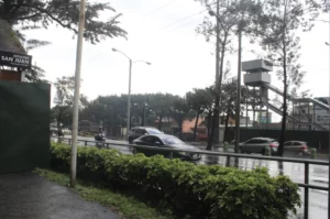 Los vecinos de la colonia Centroamérica y usuarios de la línea 7 y del Transmetro dependen de un Policía Municipal de Tránsito para cruzar la calle de seis carriles.