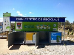 Un litro de aceite puede contaminar hasta 1 mil litros de agua. Las baterías también contaminan porque contienen ácido plomo.