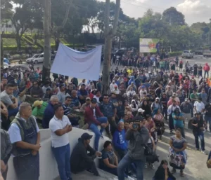 Los inquilinos de la Central de Mayoreo declinaron a interrumpir la circulación del Transmetro como medida para ser escuchados. Dan una semana para resolver sus peticiones.