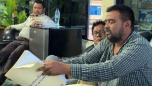 La sesión de concejo la transmitieron medios locales. Se desarrollaba con normalidad hasta las acusaciones de concejales del mismo partido del alcalde.