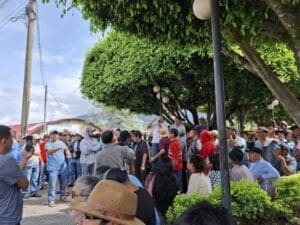 La aprobación y publicación del plan generó descontento por no consultar con la población. Cocode y miembros de sectores económicos se organizaron para manifestar. 