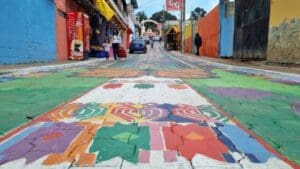 El 1 y de 2 de noviembre, en ambos municipios honran a sus difuntos con su acostumbrado Festival de Barriletes Gigantes. Y Los Emponchados, la visita nocturna a los cementerios.