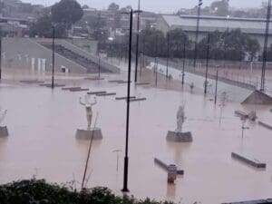 El nivel del agua subió hasta alcanzar varias casas, hubo que evacuar a 112 personas. El puente centenario de hamaca sufrió serios daños por la estructura de otro puente peatonal.
