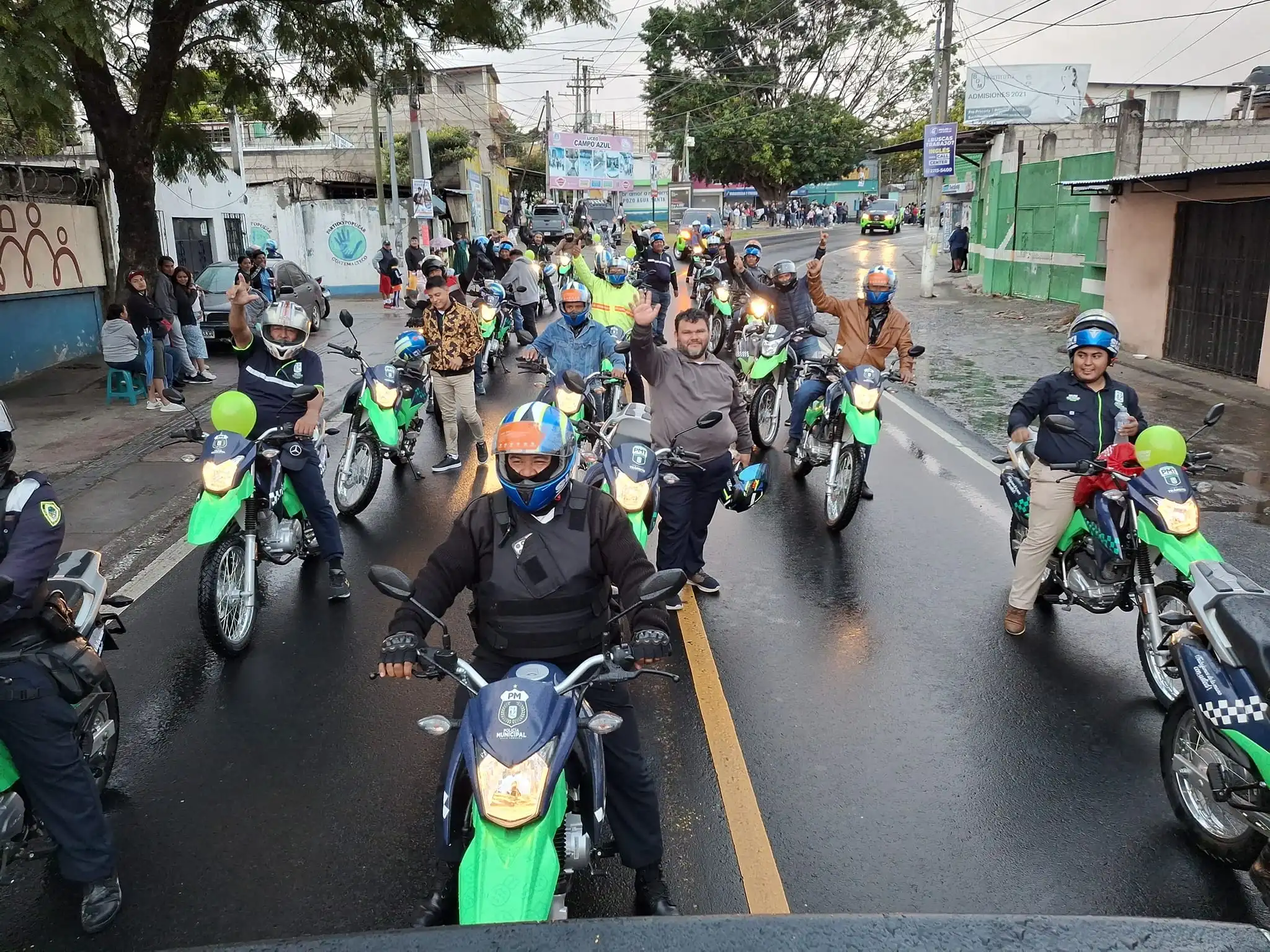 Exhibición de los vehículos en el desfile navideño 2024 del municipio.
