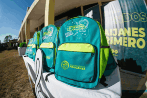 El alcalde Daniel Rustrián afirmó que repartirá más de 9 mil mochilas en el municipio, al cierre de esta nota, la municipalidad había comprado 366.