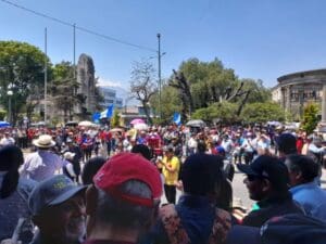 Vecinos de Quetzaltenango protestaron en rechazo al aumento de la tarifa del servicio de electricidad, el sueldo del alcalde, las dietas de su concejo, y la suspensión de los concejales del comité cívico SBX.