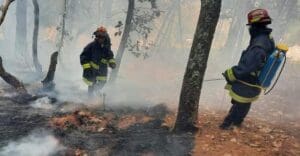 Personal capacitado liquida incendio forestal en Quiché.