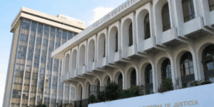 Eso pedían los jueces de Alta Verapaz por el caso de la niña que vivía en el juzgado. No es posible, pues acceder libremente a los tribunales es un derecho constitucional.