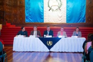 El presidente Bernardo Arévalo juramentó a las integrantes del mecanismo de evaluación y selección de las autoridades de la Secretaría Presidencial de la Mujer (Seprem). Fotos: Seprem.