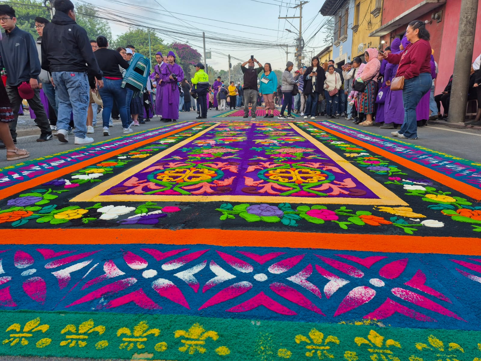 Las alfombras de aserrín de colores son conocido como arte efímero. Foto: Julio Sicán.