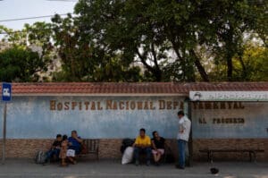 Entre 2017 y 2024, siete pacientes señalaron al médico Ernesto Rivas Castellanos de agredirlas sexualmente durante la consulta en un hospital público. Reproducimos este texto de Agencia Ocote.