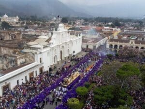 La Antigua Guatemala vive la Semana Santa con alfombras, velaciones y procesiones. Te traemos el calendario y horarios de los cortejos de la Semana Mayor, y los parqueos disponibles.
