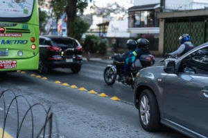 La causa es conducir en el carril asignado para el Transmetro (7a. av. zona 9). El diseño dificulta cambiar de vía y, por tanto, se comete la infracción. Reproducimos este texto de Plaza Pública.