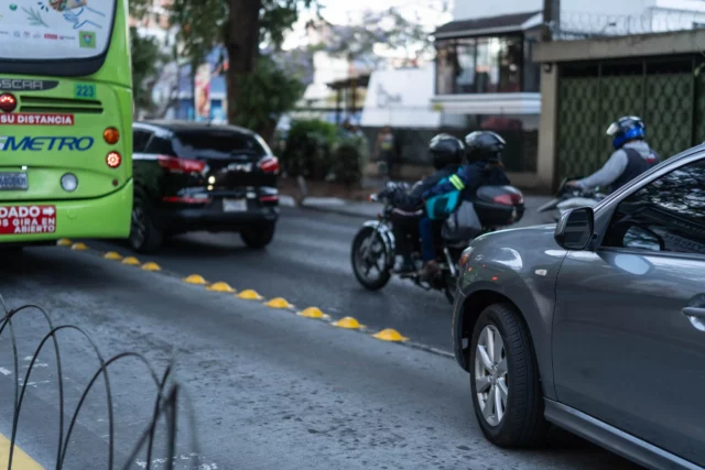 La causa es conducir en el carril asignado para el Transmetro (7a. av. zona 9). El diseño dificulta cambiar de vía y, por tanto, se comete la infracción. Reproducimos este texto de Plaza Pública.