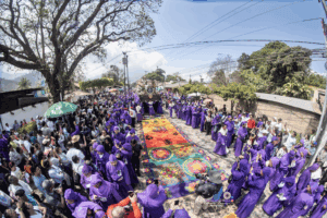 Guatecompras permite revisar las compras más comunes de las municipalidades en Semana Santa. Desde piscinas hasta música para acompañar las procesiones. 
