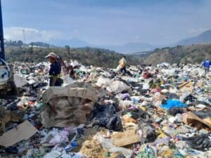 Alrededor de 150 personas vive del reciclaje en el vertedero ubicado en el kilómetro 22 de la ruta al Pacífico, operado por AMSA. Su mayor preocupación es quedarse sin empleo.