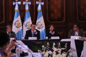 Solo 70 de las 340 municipalidades están al día con sus propuestas. La vicepresidenta Karin Herrera propuso incluir salud alimentaria en presupuestos de consejos de desarrollo.