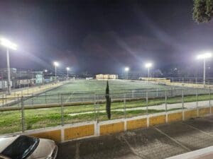 Adquirió 23 lámparas reflectoras para mejorar la iluminación del estadio municipal Álamos del Samalá. Adjudicó al proveedor que presentó la oferta 85% más alta que el segundo oferente.