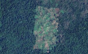 Las fotografías muestran asentamientos humanos dentro del Parque Nacional Laguna de Lachuá. También incendios forestales los cuales se temen sean provocados.