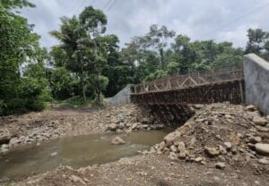 El puente tiene un costo total de Q3.5 millones, debió finalizar en diciembre de 2024. Vecinos de las aldeas Tierras, Cocales y Chitá son los más afectados.
