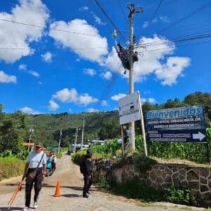 Los comunitarios de San Cristóbal llegaron con el alcalde para solucionar sus problemas de alumbrado público. La respuesta no es inmediata, por eso ellos resuelven por su cuenta.