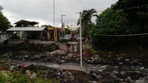 El descenso de lahares y la acumulación de restos de material volcánico en el cauce del río Mazate preocupan a vecinos de Siquinalá, Escuintla, ante una eventual crecida.